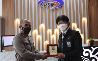 
 Kapolda Bengkulu Dan Kepala BPKP Bengkulu, Foto Penyerahan Plakat.