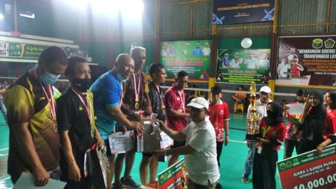 
 Pembagian hadiah pada pemenang Turnamen Badminton oleh Kemenag Bengkulu