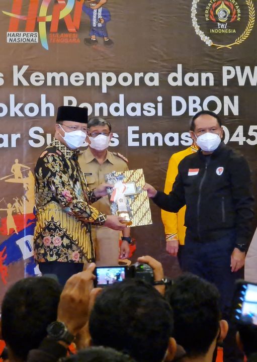 
 Gubernur Bengkulu Rohidin Mersyah menerima penghargaan