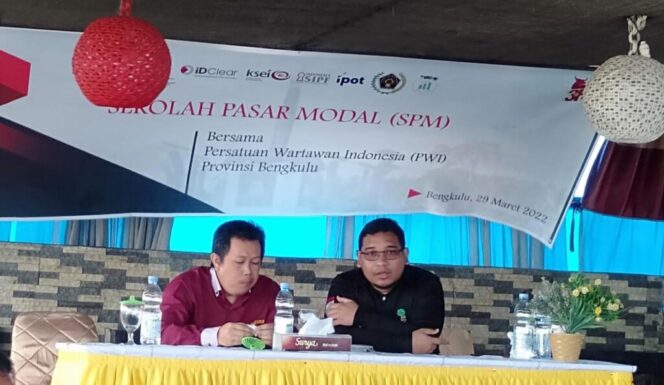 
 sekretaris PWI Provinsi Bengkulu, Dedi Hardiansyah Putra bersama Perwakilan IDX