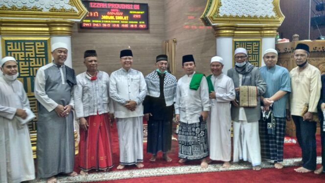 
 Gubernur Bengkulu Rohidin Mersyah, saat menyampaikan Kultum salat tarawih perdana di Masjid Raya Baitul Izzah, Kota Bengkulu, Sabtu (02/04) malam.