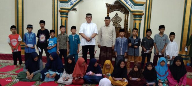 
 Safari Ramadhan Zulhanani Ketua Himpunan Keluarga Manna Jakarta Isi Kultum di Masjid Jamik