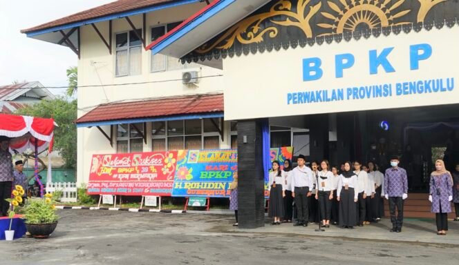 
 Iskandar Novianto Kepala Kantor BPKP Provinsi Bengkulu, Membuka Acara HUT BPKP Dihalaman Kantor BPKP Bengkulu (Doc:Wulan)