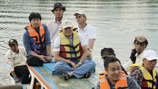 
 Gubernur Bengkulu bersama Komunitas Mangrove sedang menikmati Wisata di Kampung Jenggalu. (Dok: Mayasari)