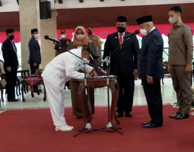 
 Bupati Malang, HM Sanusi melantik Kepala Desa Sukodadi Kecamatan Wagir.(Doc:My)