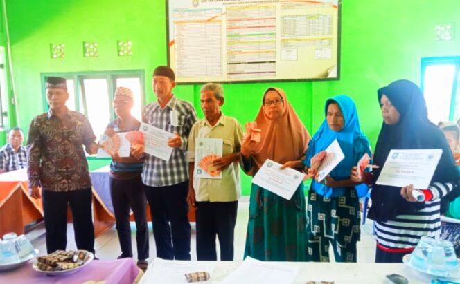 
 Warga yang menerima BLT Tahap 2 Desa Tanjung Harapan.(Doc:Mrz)