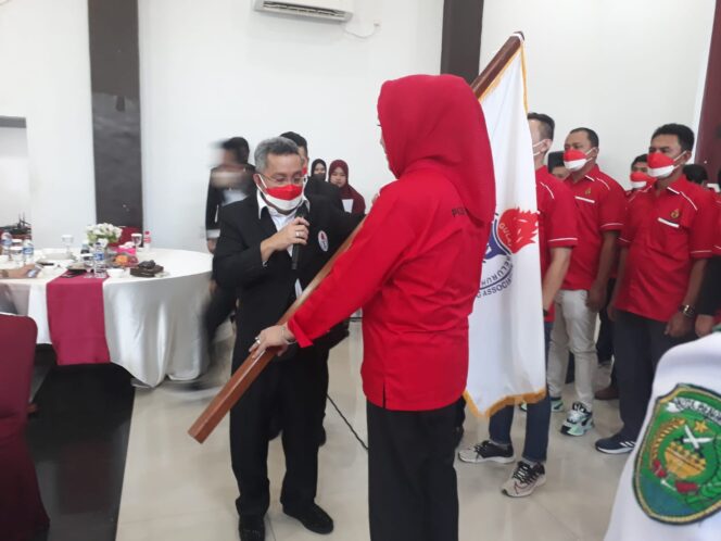 
 Ketua PP PGSI Trimedya Panjaitan serahkan bendera pataka kepada Ketua Pengprov PGSI Bengkulu Elva Hartati.(Doc:Tr)
