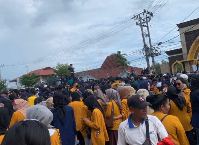 
 Aksi demo mahasiswa tolak kenaikan BBM di gedung DPED Provinsi Bengkulu.(Doc:My)
