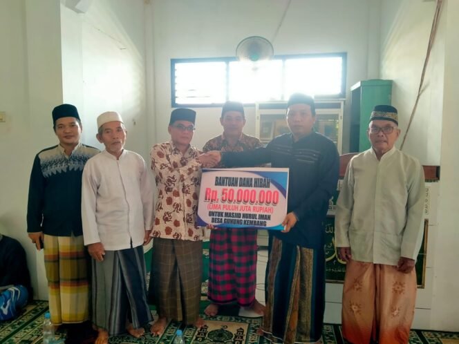 
 Penyerahan secara simbolis, dana hiba pembangunan masjid di desa nurul Kembang kecamatan Manna, serah terima diterima oleh ketua panitia pembangunan masjid. (Doc:Tri07)