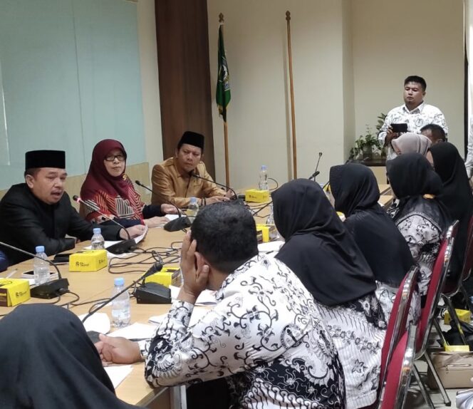 
 Drs Gunadi Yunir MM, Anggota Komisi IV DPRD Provinsi Bengkulu Sampaikan Sambutan Dengan Adanya Audiensi Dari Persatuan Guru Honorer Provinsi Bengkulu. (Doc:Wulan07)