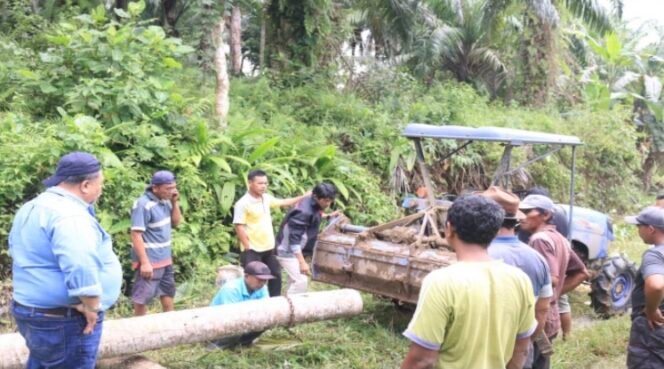 
 Wakil Bupati Bengkulu Selatan Rifai Tajuddin ikut bergotong royong bersama warga membangun jembatan Trans Mela’o.(Doc:My)