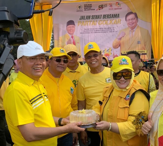 
 Rohidin Marsyah, Ketua DPD Golkar Provinsi Bengkulu memberikan potongan tumpeng secara simbolis. (Doc:Wulan)