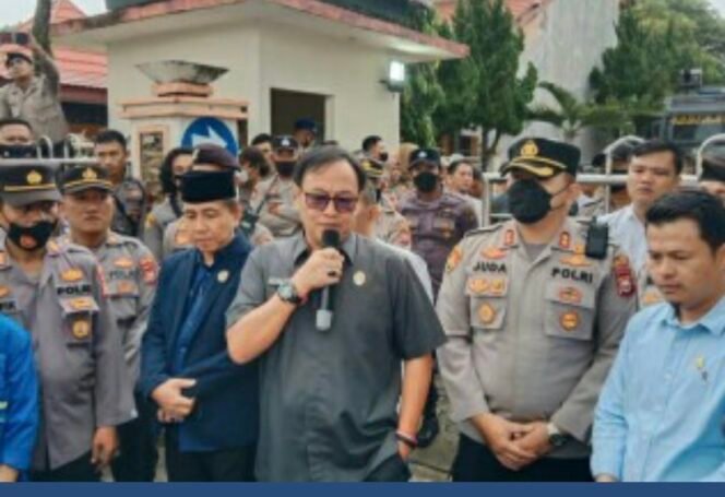 
 Ketua DPRD didampingi Wakil Ketua I dan Anggota DPRD turun langsung menemui peserta aksi yang sedang berorasi di depan Gedung DPRD.(Doc:My)