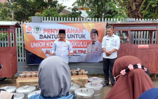 
 Wakil ketua DPRD kota Bengkulu Alamsyah ,M.TPd bersama dengan Dinas Koperasi Kota Bengkulu membagikan gerobak kepada 15 penerima manfaat gerobak.(Doc:My)
