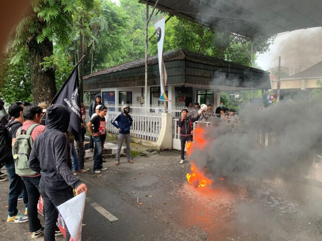 
 Organisasi masyarakat Garis Indonesia kembali berunjuk rasa di depan Kantor Pertamina region VII.(Doc:SA)